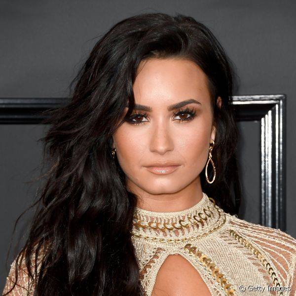 Para o Grammy Awards 2017, Demi Lovato fez um esfumado com sombra dourada, l?pis preto e delineado intenso para marcar o olhar (Foto: Getty Images)